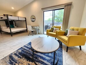 4 chambres, bureau, fer et planche à repasser, lit parapluie