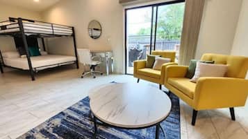 4 slaapkamers, een bureau, een strijkplank/strijkijzer, reisbedje