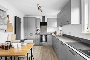 Fridge, microwave, oven, stovetop - Swan's Nest - River view, Close to beach, Garden (Torcross)