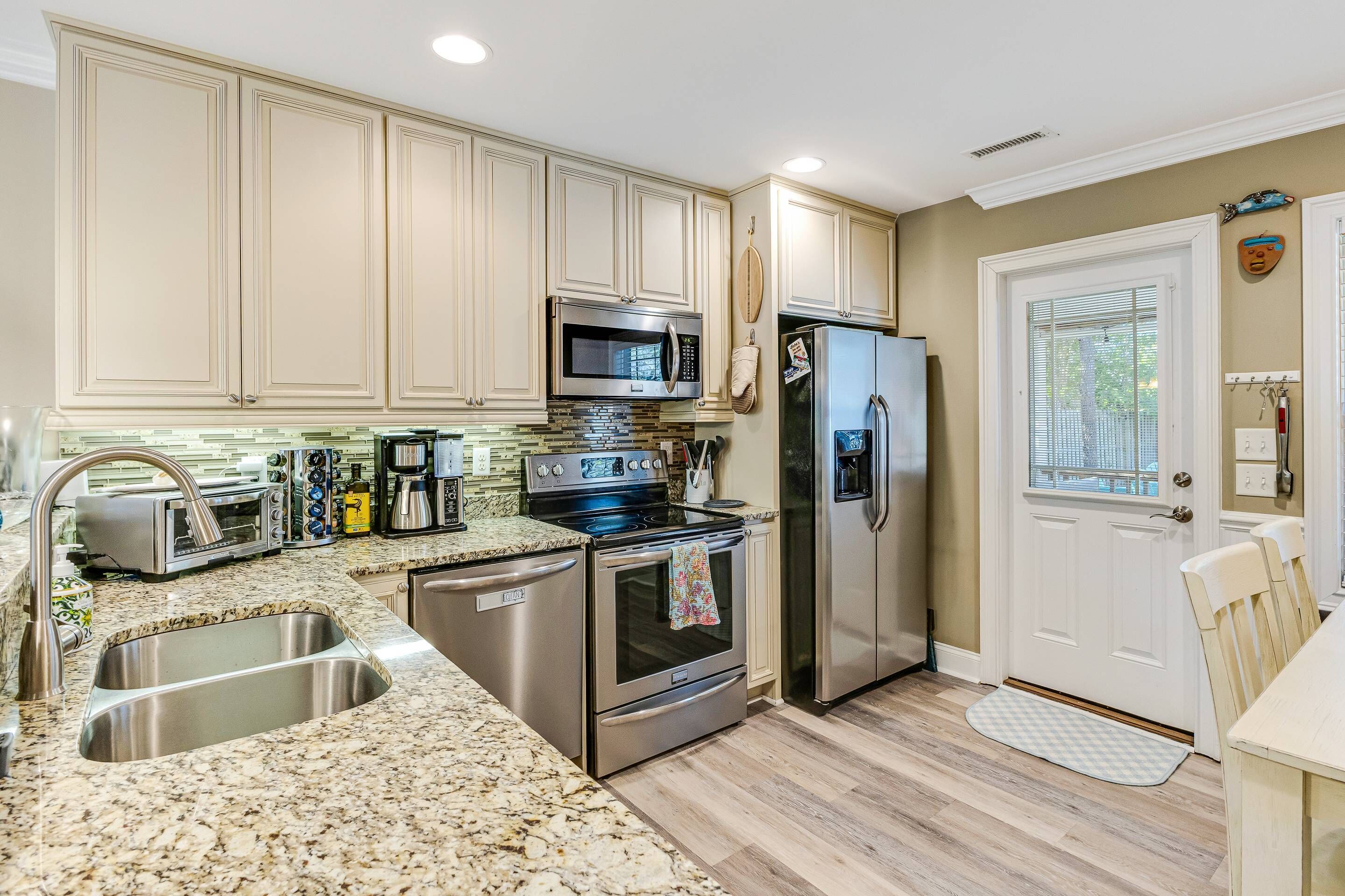 Jääkaappi, mikroaaltouuni, liesi, astianpesukone