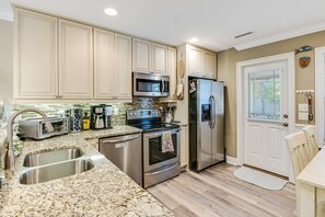 Fridge, microwave, stovetop, dishwasher