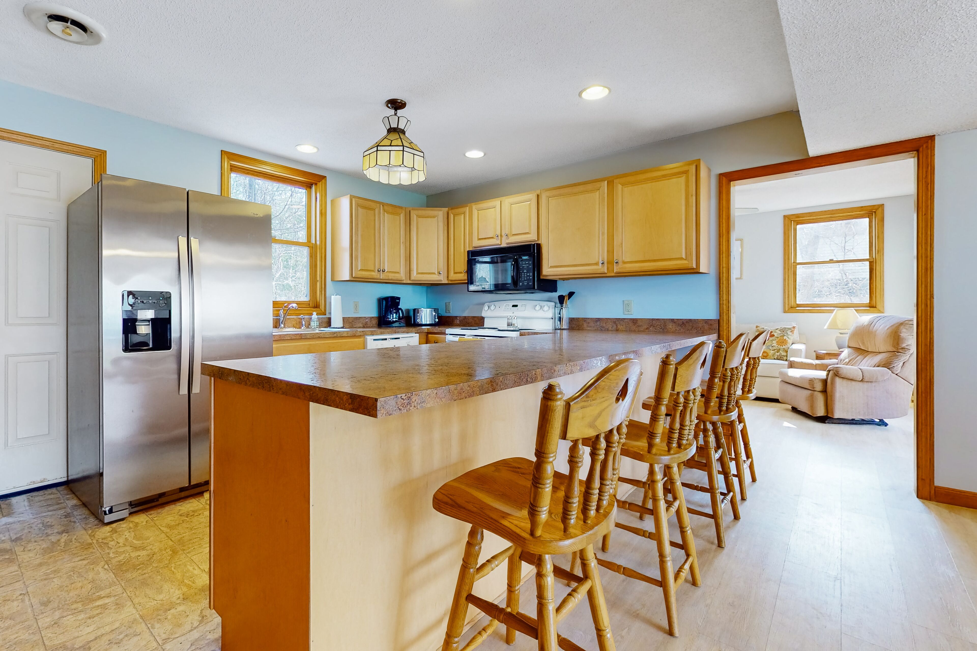 Light-filled home with multiple decks - walk 3 blocks to Long Sands Beach