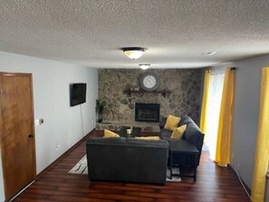 Smart TV, fireplace - 3-Level PetFriendly Home, Pool Table, Patio, Backyard, WiFi, Dedicated Workspace (Riverdale)