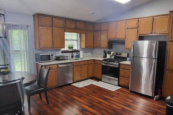 Fridge, microwave, oven, stovetop - 3-Level PetFriendly Home, Pool Table, Patio, Backyard, WiFi, Dedicated Workspace (Riverdale)