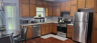 3-Level PetFriendly Home, Pool Table, Patio, Backyard, WiFi, Dedicated Workspace