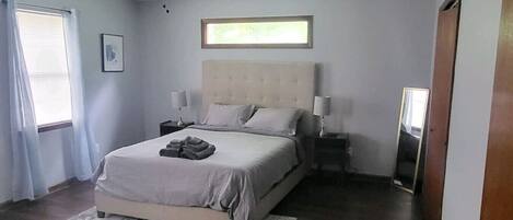 3 slaapkamers, een bureau, een strijkplank/strijkijzer, gratis wifi