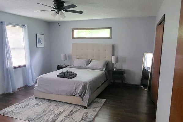 3 dormitoris, escriptori, planxa i posts de planxar i wifi gratuïta 