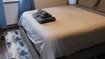 3 bedrooms, desk, iron/ironing board, free WiFi