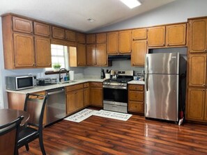 Fridge, microwave, oven, stovetop - 3-Level PetFriendly Home, Pool Table, Patio, Backyard, WiFi, Dedicated Workspace (Riverdale)
