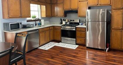 3-Level PetFriendly Home, Pool Table, Patio, Backyard, WiFi, Dedicated Workspace