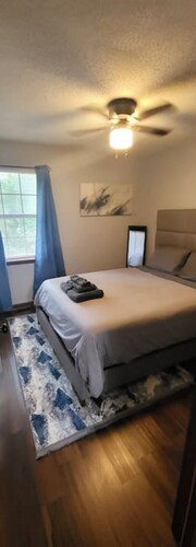 3-Level PetFriendly Home, Pool Table, Patio, Backyard, WiFi, Dedicated Workspace