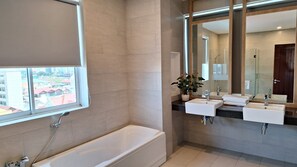 Suite estudio urbana | Baño | Regadera, regadera con hidromasaje, secadora de cabello, batas