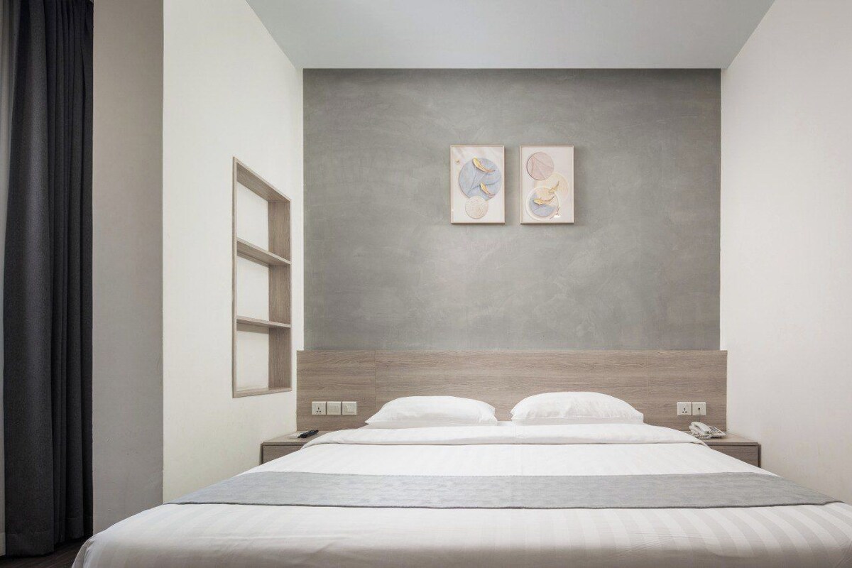 Superior Single Room | In-room safe, desk, WiFi (free), bed sheets