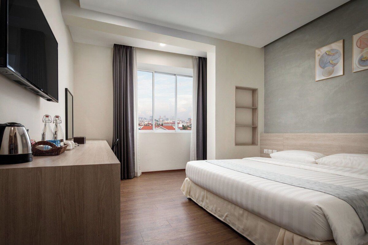 In-room safe, desk, WiFi (free), bed sheets