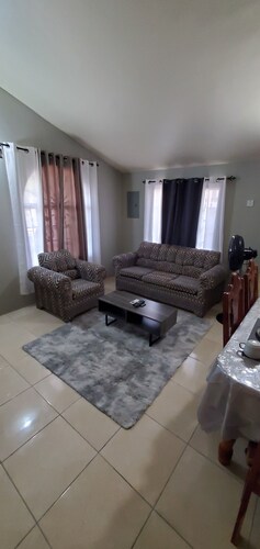 Nation Palace Home luxurious home 5 mins from hitstrip