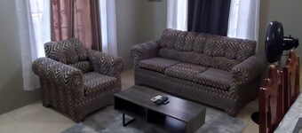 Nation Palace Home luxurious home 5 mins from hitstrip