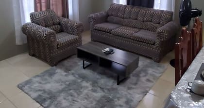 Nation Palace Home luxurious home 5 mins from hitstrip