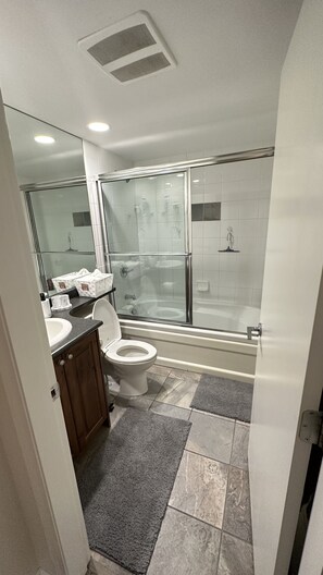 Douche, sèche-cheveux, bidet, serviettes fournies