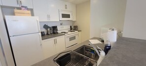 Kühlschrank, Mikrowelle, Ofen, Geschirrspüler