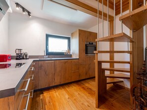 Fridge, oven, stovetop, dishwasher