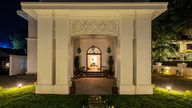Una entrada imponente con un arco central, flanqueado por columnas, que conduce a un interior bien iluminado.
