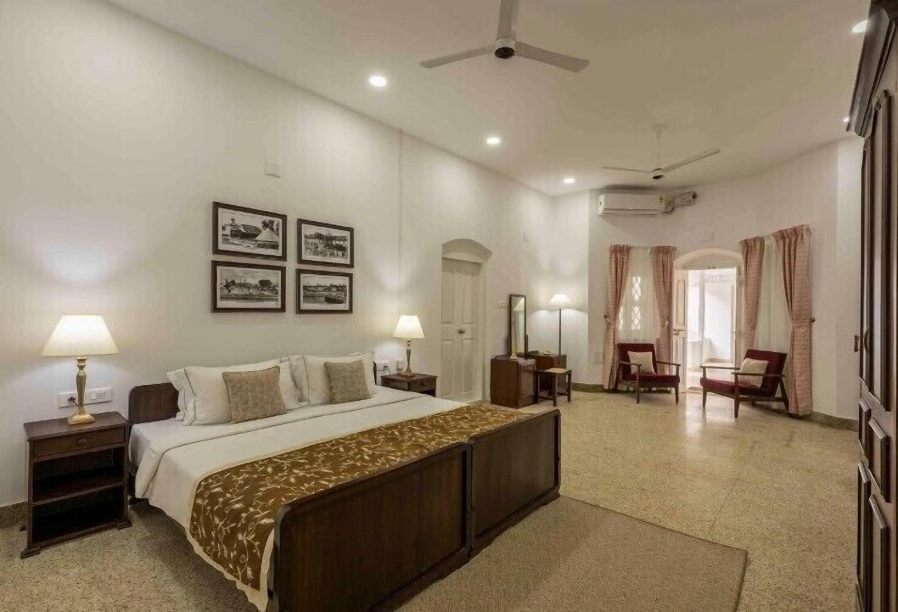 Skrivbord och sängkläder