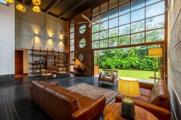 TV - Amã Stays & Trails Forest Home, Hosur (Hosur)