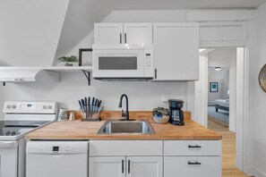 冷蔵庫、電子レンジ、オーブン、コンロ