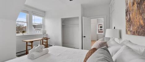 2 bedrooms, desk, iron/ironing board, free WiFi