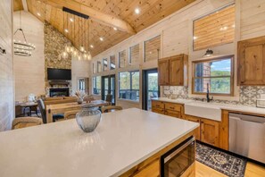 Dining - Mountainside Retreat w/ Hot Tub & Panoramic Views (Blue Ridge Mountains)