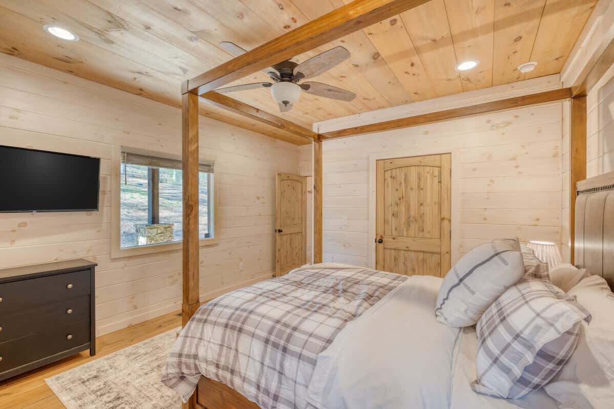 4 bedrooms, iron/ironing board, WiFi, bed sheets