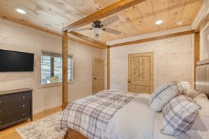 4 bedrooms, iron/ironing board, WiFi, bed sheets - Mountainside Retreat w/ Hot Tub & Panoramic Views (Blue Ridge Mountains)