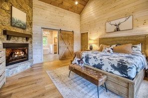 4 bedrooms, iron/ironing board, travel crib, WiFi - Mountainside Retreat w/ Hot Tub & Panoramic Views (Blue Ridge Mountains)