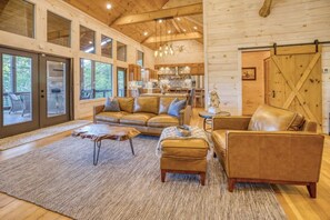 TV, fireplace, video games, offices - Mountainside Retreat w/ Hot Tub & Panoramic Views (Blue Ridge Mountains)