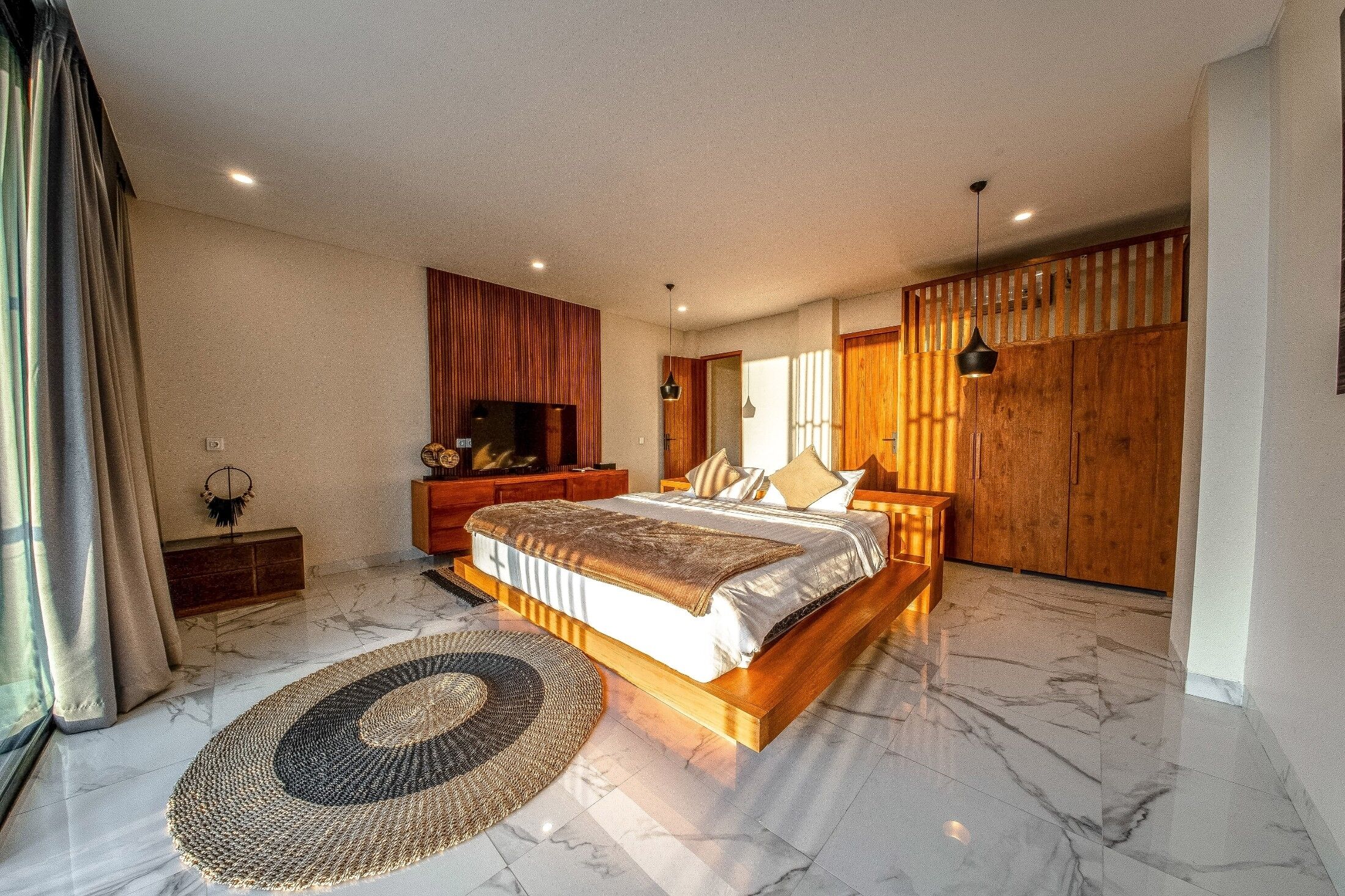 6 habitaciones, escritorio, tabla de planchar con plancha y wifi 