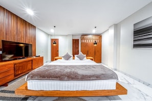 6 bedrooms, desk, iron/ironing board, WiFi