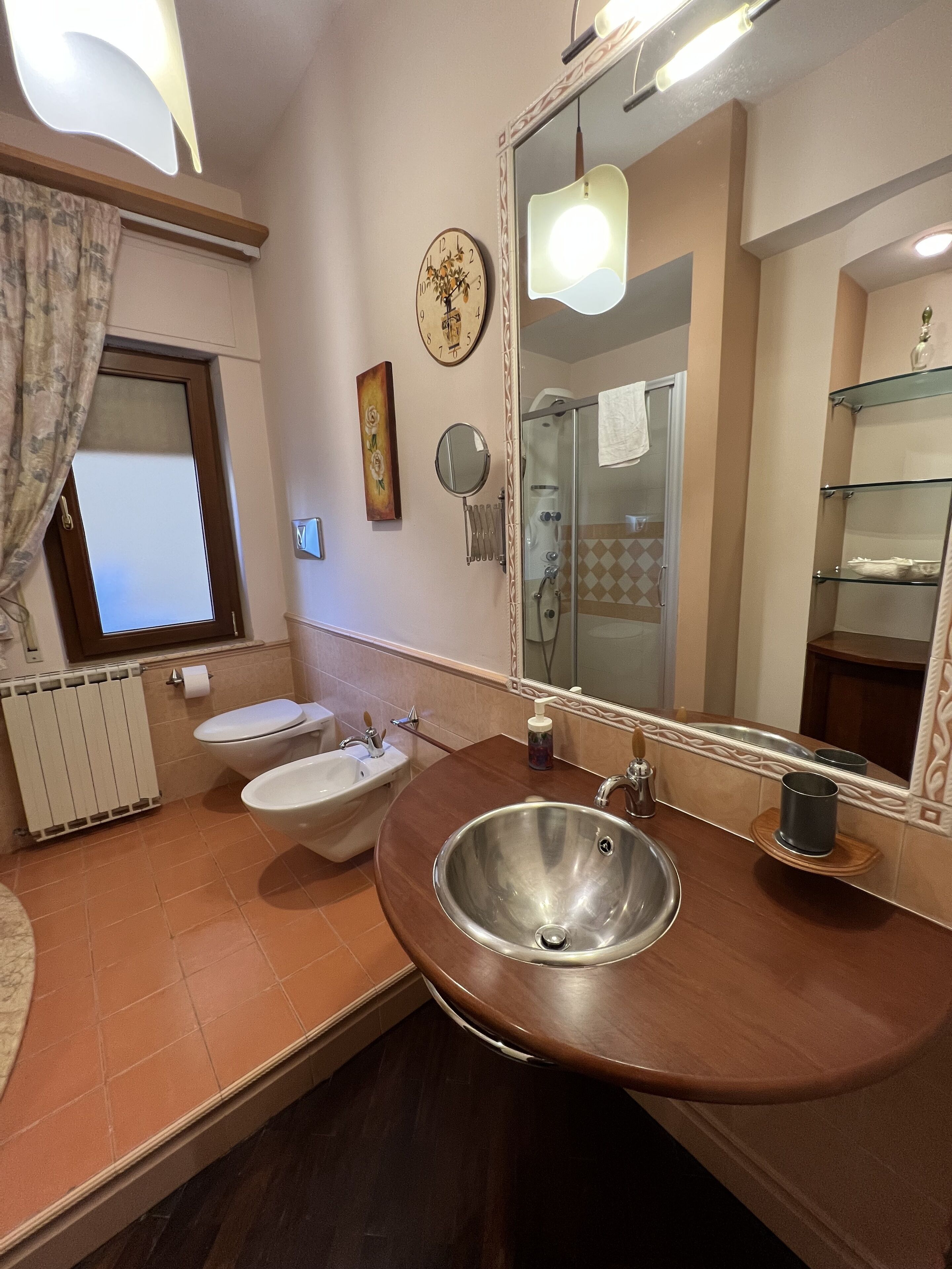 Douche, sèche-cheveux, bidet, serviettes fournies