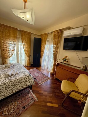 5 bedrooms, desk, iron/ironing board, free WiFi