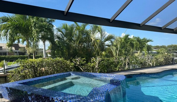 Alberca al aire libre y alberca climatizada