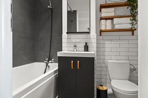 Exclusief appartement | Badkamer | Een haardroger, pantoffels, handdoeken, zeep