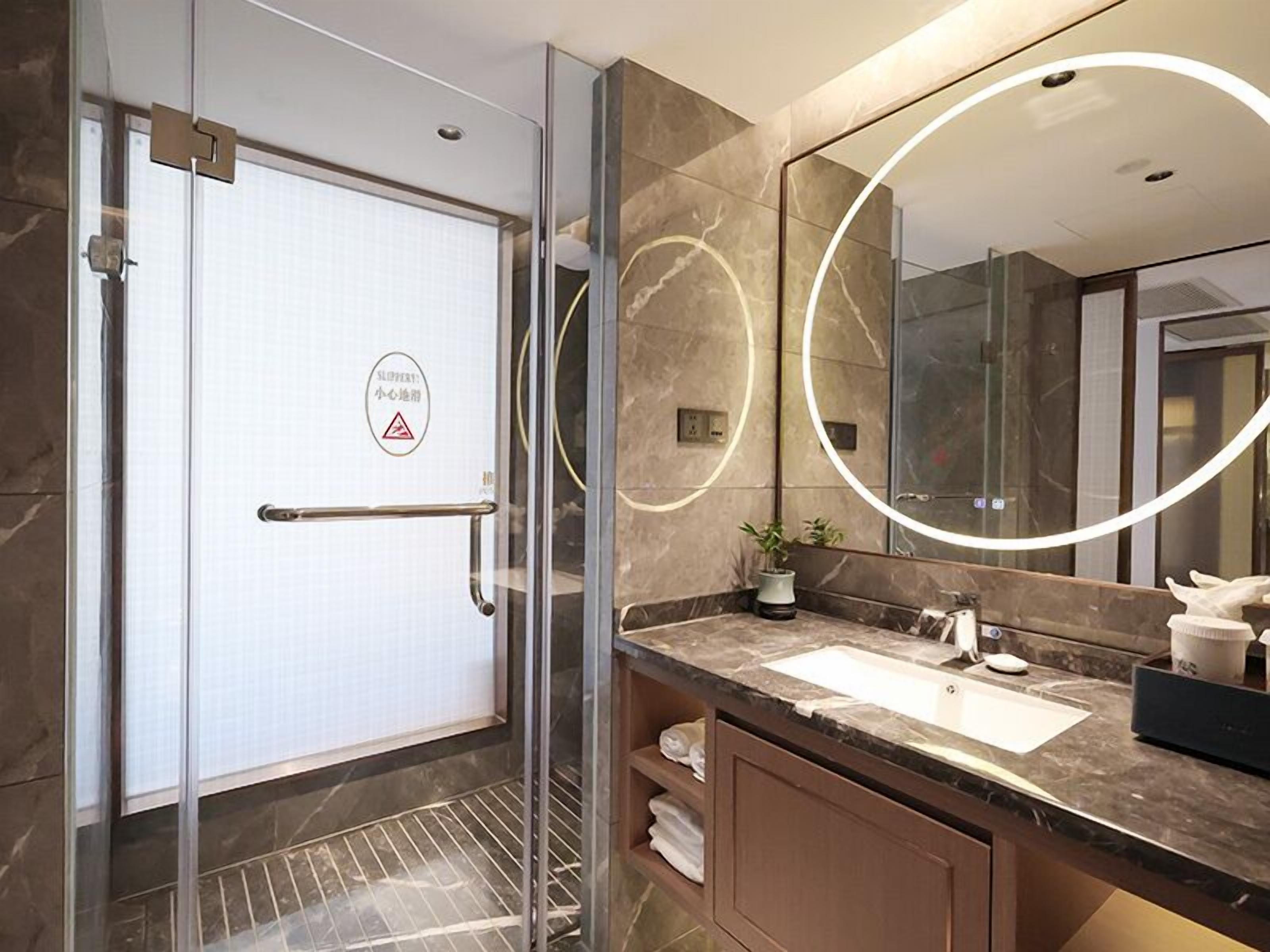 Habitación de diseño doble | Baño | Artículos de higiene personal gratuitos, albornoces y zapatillas