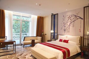 Premium Double Room | Peralatan tempat tidur premium, peti besi dalam bilik, meja