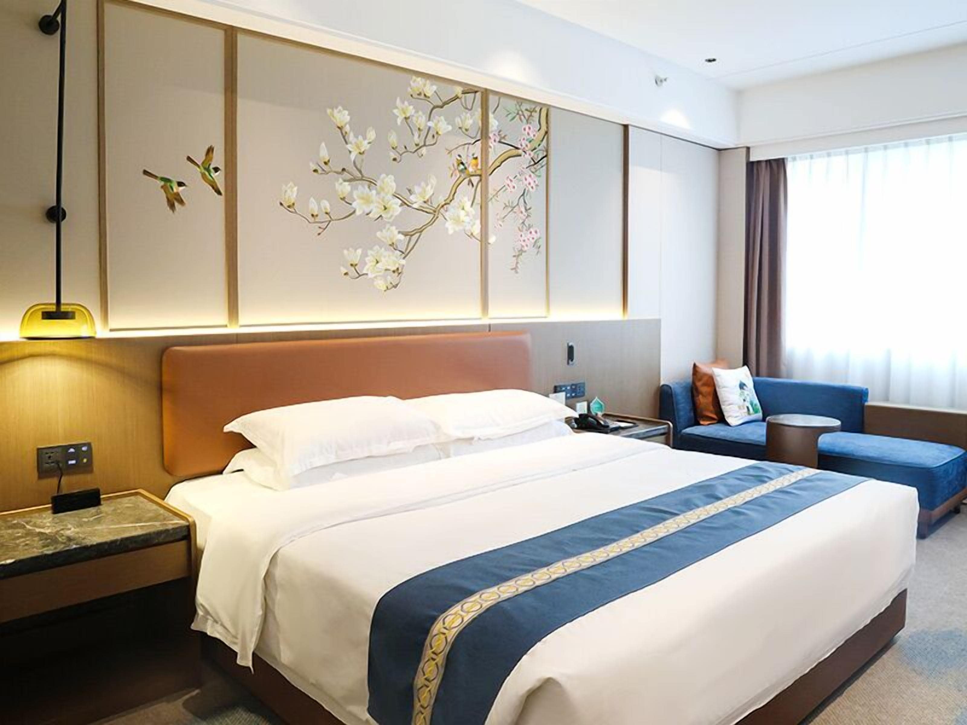 Premium bedding, in-room safe, desk, blackout drapes