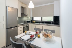 Apartamento Gallery | Cocina privada | Frigorífico grande, microondas, horno y placa de cocina