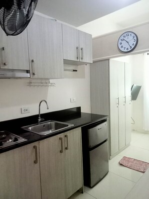 Cookware/dishes/utensils, dining tables - Green Residences  Taft (Manila)