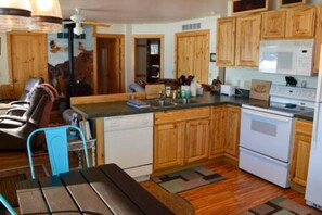 Een koelkast, een microgolfoven, een oven, een kookplaat