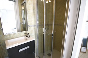 Bathtub, towels