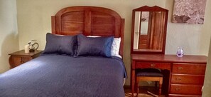 3 bedrooms, iron/ironing board, free WiFi, bed sheets - Find amazing comfort in this spacious 3BR home.  (Kingston 3)