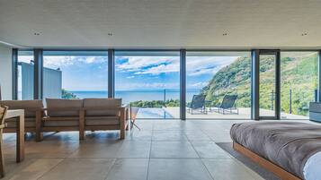 Luxury Twin Room | In-room safe, laptop workspace, blackout drapes, iron/ironing board