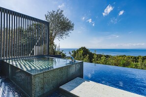 Phòng 2 giường đơn Cao cấp | Phòng tắm | Dép đi trong nhà 